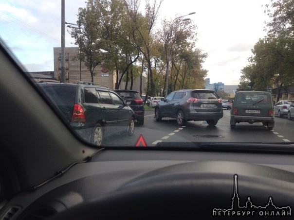 Буквально за пару минут до меня, на перекрёстке Лиговского пр и Цветочной ул, Nissan посреди перекрё...