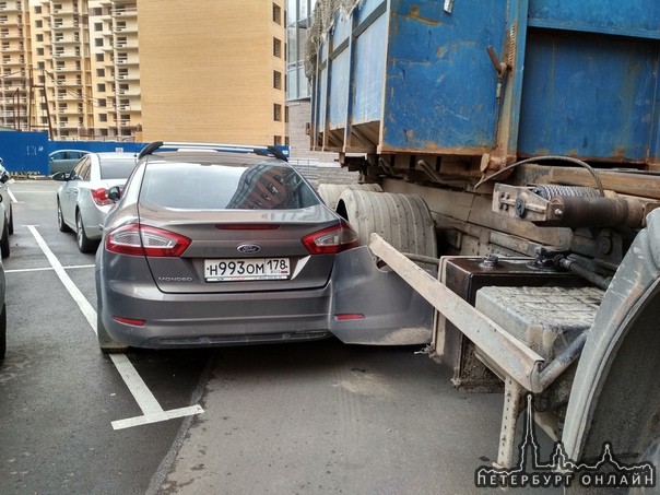 В Кудрово мусоровоз интегрировался в припаркованный Ford