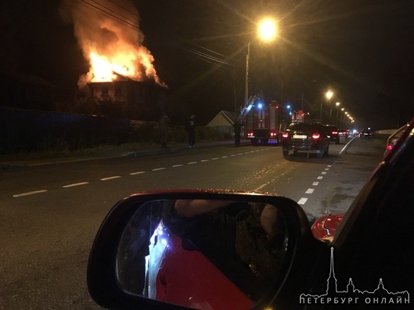 В Левашово горит дом.