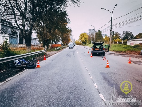 В городе Кировске мотоциклист мужчина 1969г.р. и его 23летний пассажир упали под автомобиль Форд...
