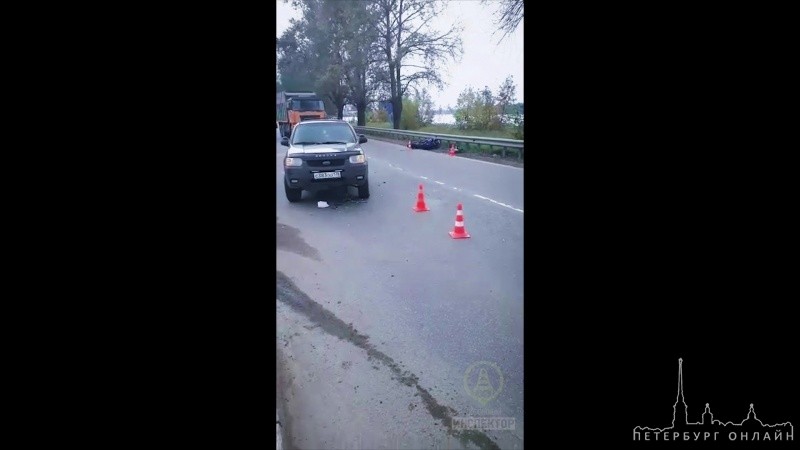 В городе Кировске мотоциклист мужчина 1969г.р. и его 23летний пассажир упали под автомобиль Форд...