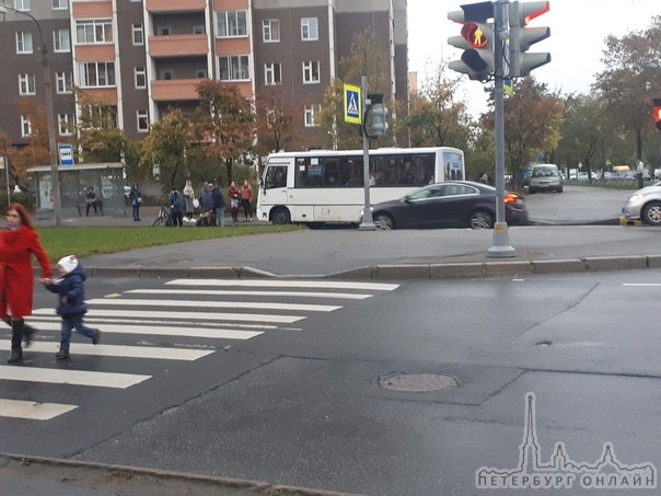У перекрестка Кузнецова и Захарова сбили пешехода, девушка проходила за нами на зеленый свет. Жива