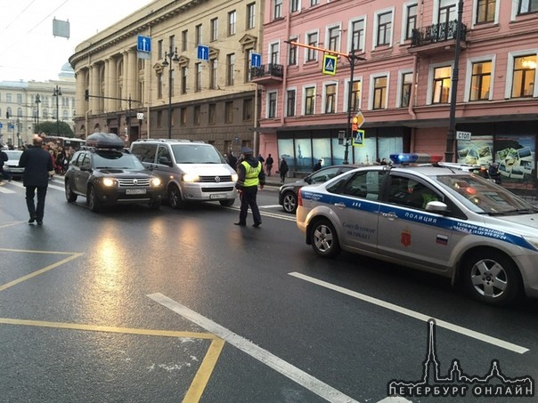 На Московском пр. рядом с Техноложкой притерлись Дастер и бусик VW