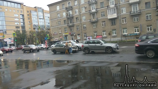 На Благодатной улице в сторону Московского проспекта после перекрестка с Варшавской улицей одна дама...
