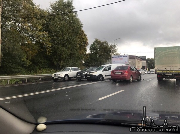 Прижались на Выборгском шоссе в Парголово возле магазина Z24.