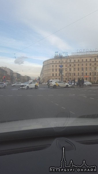 Две машины такси не разъехались на площади Восстания.