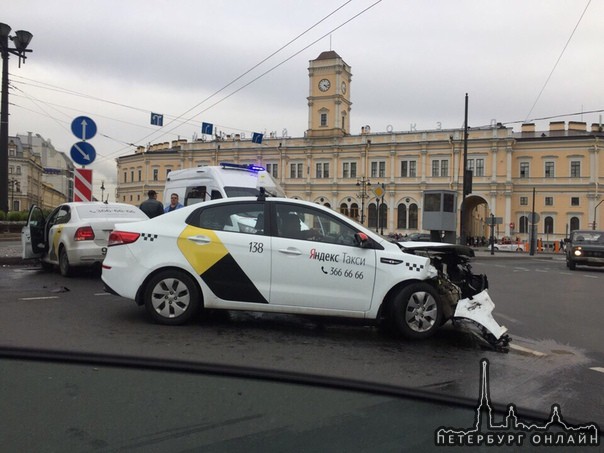 Две машины такси не разъехались на площади Восстания.