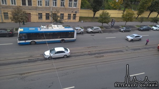 Авария на Троицком проспекте не доезжая до Лермонтовского. Трамваи стоят.