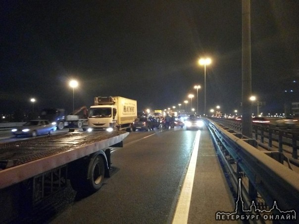ДТП на внутреннем кольце, после Московского шоссе участников много, с пострадавшими заняты три левые...