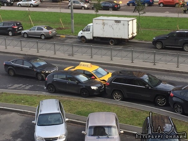 Таксист устроил ДТП на Парнасе. На Николая Рубцова, протаранил несколько машин. ДПС нет, скорая не т...