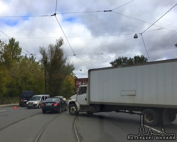 На улице Калинина д2, Грузовик подбил Ford Транзит,пробки нет,но проезд только по трамвайным путям.