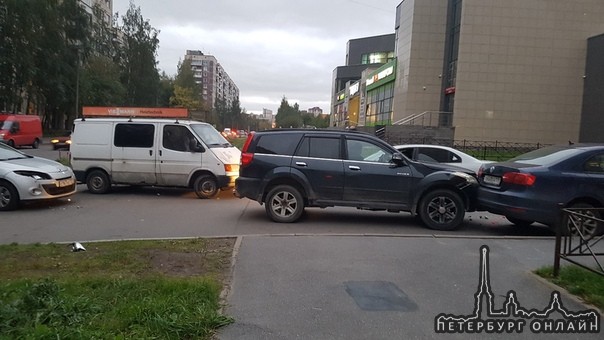 В 18:00 произошло ДТП на углу перекрёстка улиц Кржижановского и Ворошилова д.33 корп.1 двигались на...