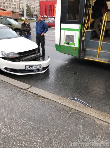 Авария: столкнулся 97 автобус и авто у заезда на Володарский мост со стороны улицы Народной. Пострад...