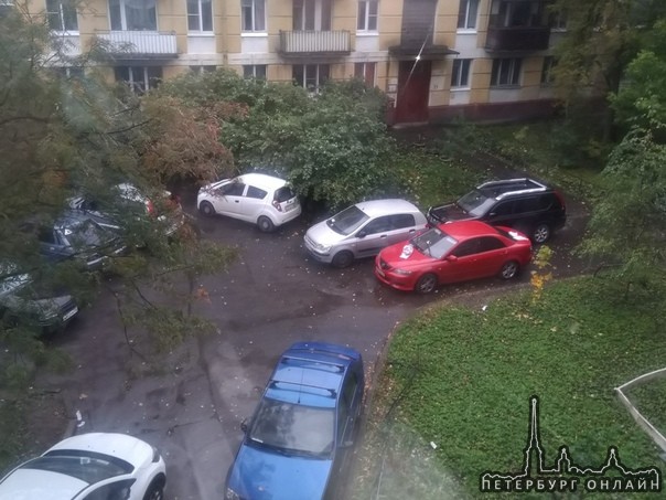 Машина перегородила въезд во двор между домами 32 и 34 по улице Орджоникидзе. Стоит с ночи. Ночью го...