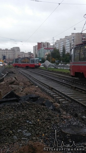 Трамвай поскользнулся на новых рельсах на улице Ильюшина
