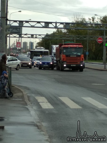 На Петергофском шоссе Scania собрала 3 машины