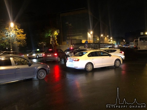 У Мариинского театра Яндекс.Такси приехал в опель, светофор не работает, проезду немного мешают