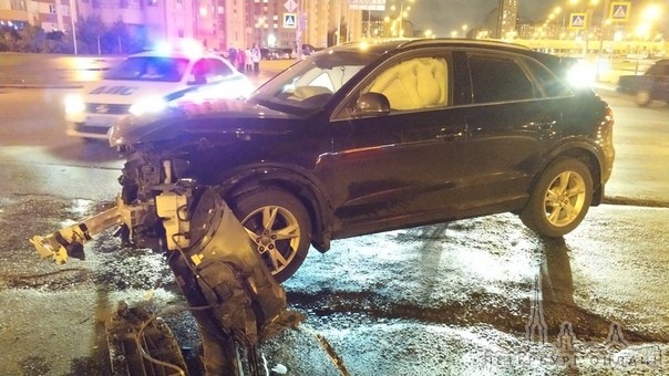 На перекрестке Яхтенной улицы и Богатырского проспекта столкнулись Audi и Honda, Раненых нет.
