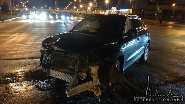 На перекрестке Яхтенной улицы и Богатырского проспекта столкнулись Audi и Honda, Раненых нет.