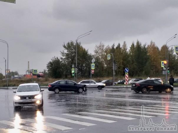 Примерно 17.35 на перекрестке Казакова/Доблести не поделили дорогу.