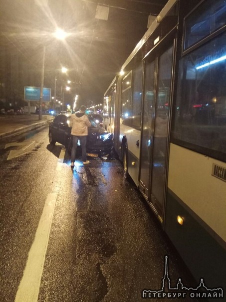 Авария напротив метро Большевиков. Mazda и автобус.
