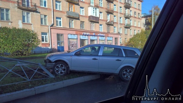 При повороте налево с Новолитовской на ул. Грибаловой одинокий автомобиль в ограждение. Или не вписа...