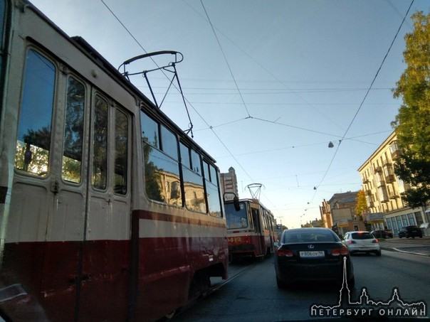 На Энгельса, около Гданьской, Ренж и второй участник с разбитой мордой остановили движение трамваев