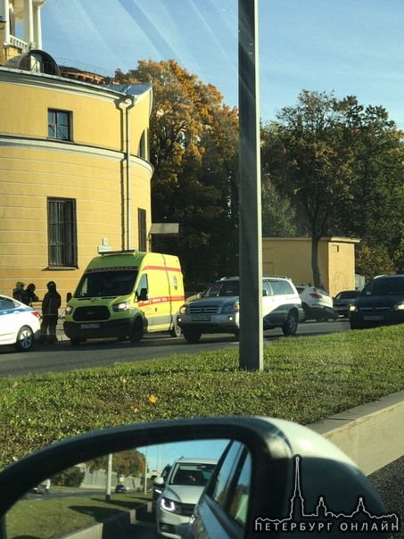 ДТП. Приморский проспект, в сторону Лахты, Киа улетела в ограждение. Скорая и ДПС на месте. Собирает...