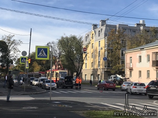 На перекрёстке ул Оскаленко и ул Савушкина столкнулись 3 машины, трамваи в сторону Чёрной речки стоя...