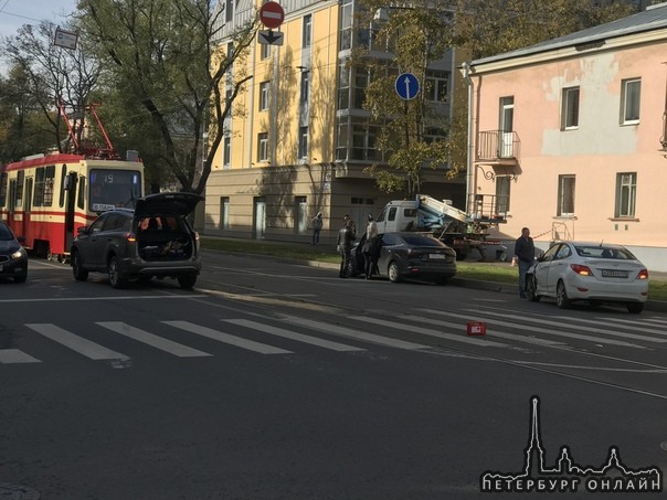 На перекрёстке ул Оскаленко и ул Савушкина столкнулись 3 машины, трамваи в сторону Чёрной речки стоя...