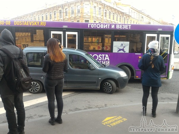 Поворот с 9-й линии на средний проспект ВО. Поворота направо по 1 левой полосе. Ситроен влез под авт...