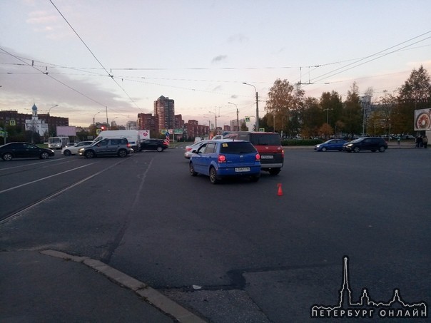 Притерлись на перекрёстке пр. Художников и пр. Культуры