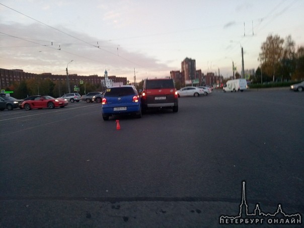 Притерлись на перекрёстке пр. Художников и пр. Культуры