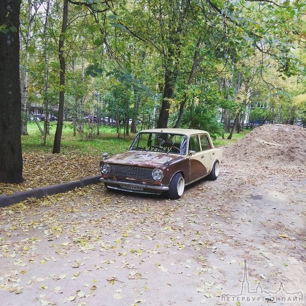 В ночь на 8 октября в Невском районе на улице Дыбенко был угнан автомобиль ВАЗ 21013 , 1974 года вы...