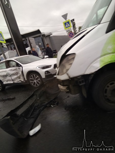 На пересечении Светлановского и Орбели серьезная авария с маршруткой