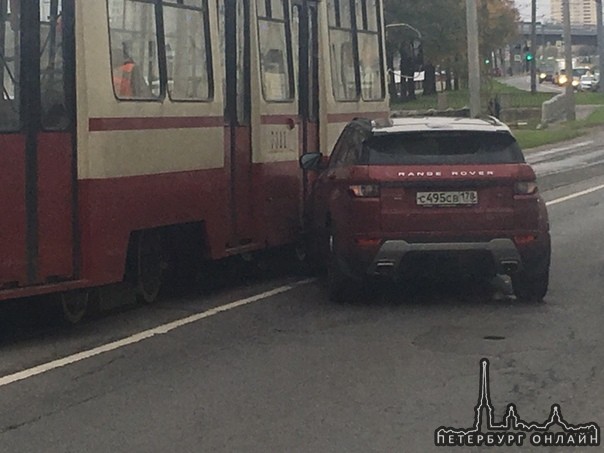 На проспекте Обуховской обороны151.... водитель РенджРовера решил войти в трамвай вместе с машиной