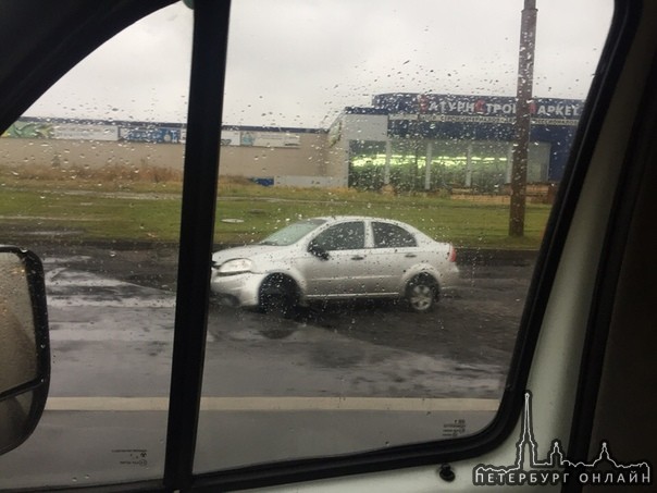 Индустриальный пр. около Петрович. Hyundai врезался в ограждение.