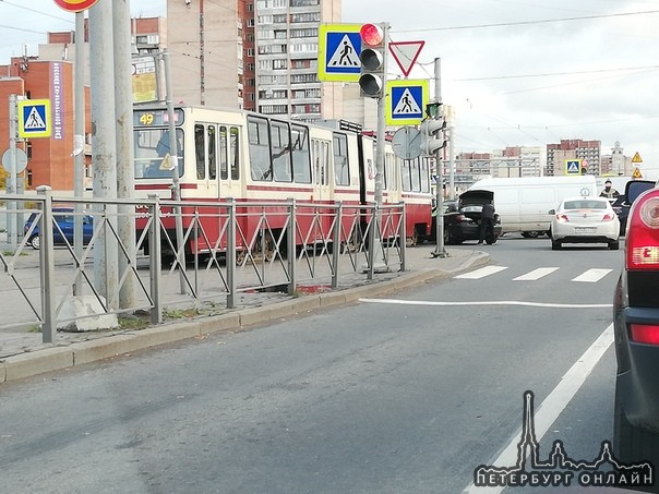 ДТП на Бухарестской и Дунайского. Mazda решила успеть на трамвай