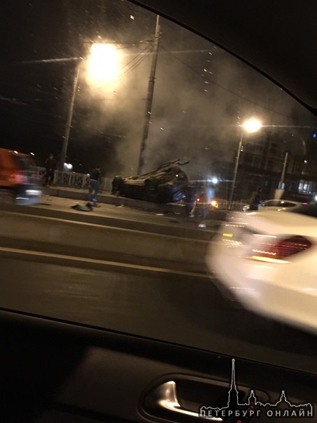 Жесткая авария на съезде с моста Бетанкура около ждановской набережной. Машина перевернутая, в столб...