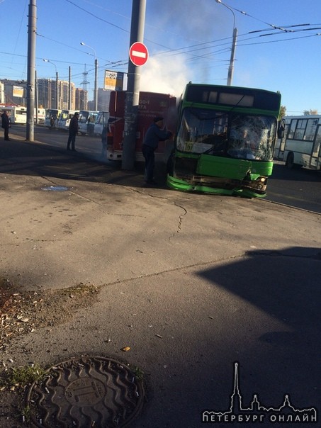 Автобус и маршрутка столкнулись лоб в лоб в 10:28 на остановке Ж.Егоровой