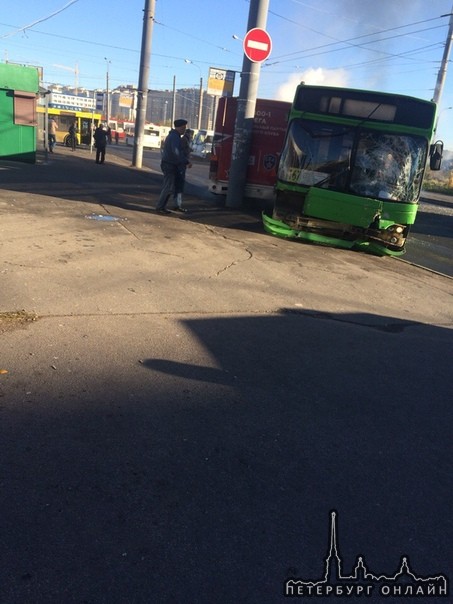 Автобус и маршрутка столкнулись лоб в лоб в 10:28 на остановке Ж.Егоровой