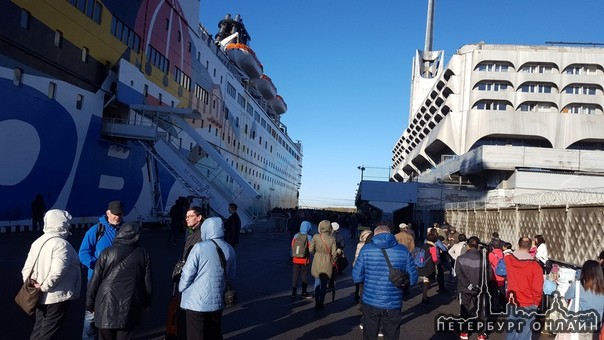 Пассажиров прибывших в Санкт-Петербург на пароме "Принцесса Анастасия" с 9 часов не пускают в морско...