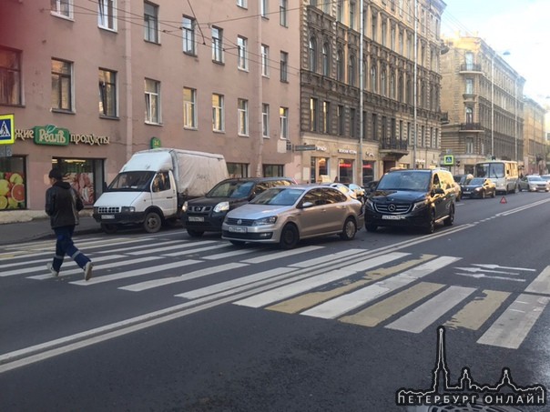 Водитель Мерседеса решил не пропускать пешехода, в отличие от водителя Фольксвагена
