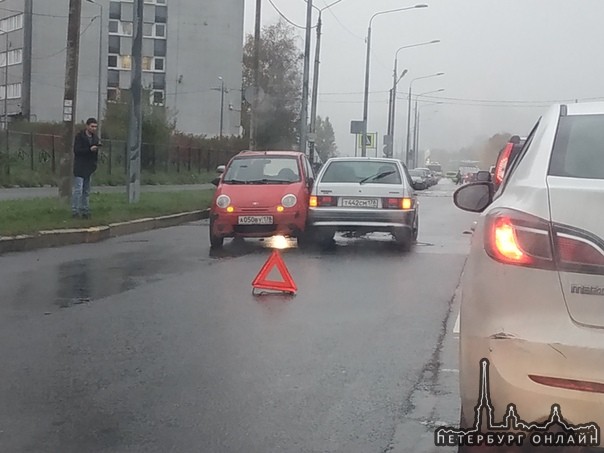 В кармане вдоль Стачек,напротив Лукойла. Объездунам пробок по встречке посвящается.