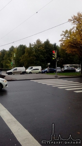 Сообразили на четверых в левлм ряду на Московском проспекте, перед перекрестком с улицей Типанова В...