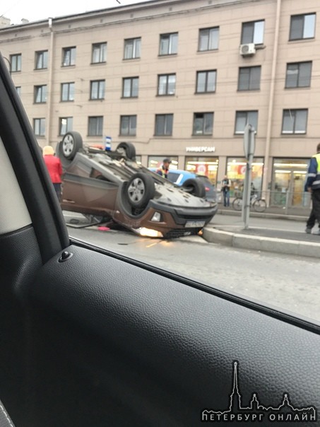 На Набережной Макарова перевернулась машина.
