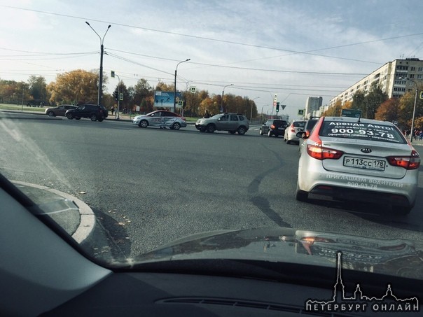 На перекрестке Светлановского и Луначарского намяли бока такси