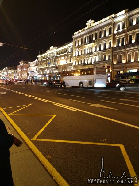 На Невском, возле метро Маяковская, один самый "умный" решил объехать по встречной стоящие машины, а...