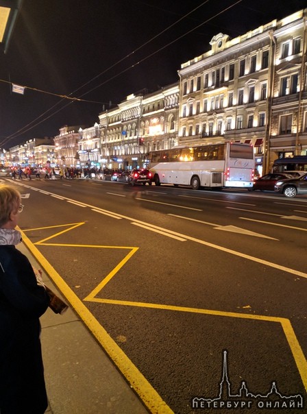 На Невском, возле метро Маяковская, один самый "умный" решил объехать по встречной стоящие машины, а...