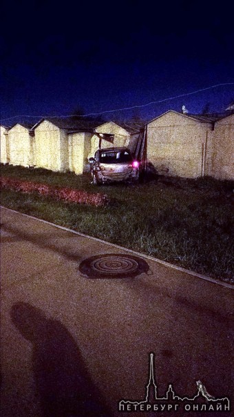 ДТП на Суздальском 40. Машина влетела в гараж. Водитель сбежал с места дтп.